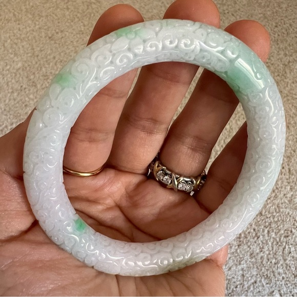💚💯Authentic unique traditional style carved white Jade bangle translucent - Picture 11 of 14